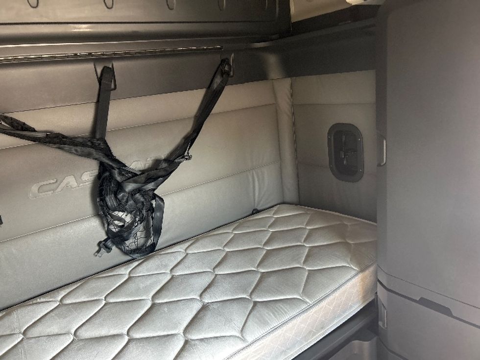 Sleeper Tractor-Heavy Duty Tractors-Freightliner-2022-T12664ST-East Chicago-IN-341,439\n\t\tmiles-$ 84,000 - Image 18