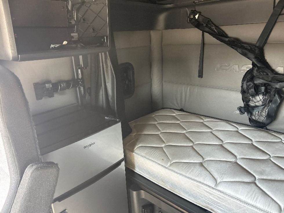 Sleeper Tractor-Heavy Duty Tractors-Freightliner-2022-T12664ST-East Chicago-IN-341,439\n\t\tmiles-$ 84,000 - Image 19