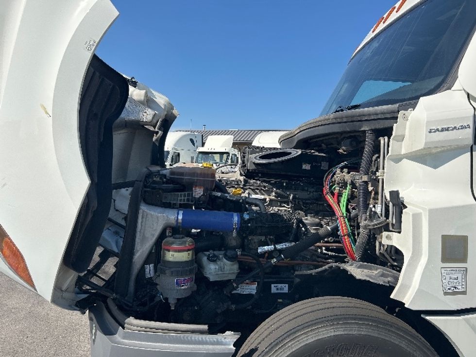 Sleeper Tractor-Heavy Duty Tractors-Freightliner-2022-T12664ST-East Chicago-IN-341,439\n\t\tmiles-$ 84,000 - Image 21