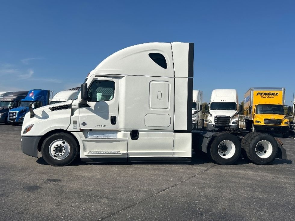 Sleeper Tractor-Heavy Duty Tractors-Freightliner-2022-T12664ST-East Chicago-IN-341,439\n\t\tmiles-$ 84,000 - Image 4