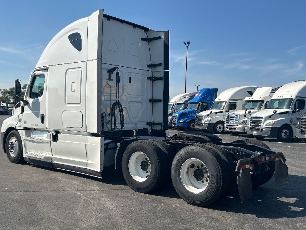 Sleeper Tractor-Heavy Duty Tractors-Freightliner-2022-T12664ST-East Chicago-IN-341,439\n\t\tmiles-$ 84,000 - Image 5