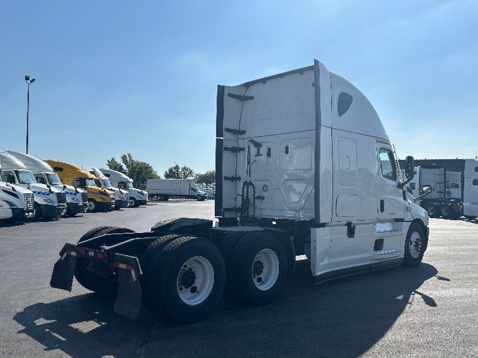 Sleeper Tractor-Heavy Duty Tractors-Freightliner-2022-T12664ST-East Chicago-IN-341,439\n\t\tmiles-$ 84,000 - Image 7