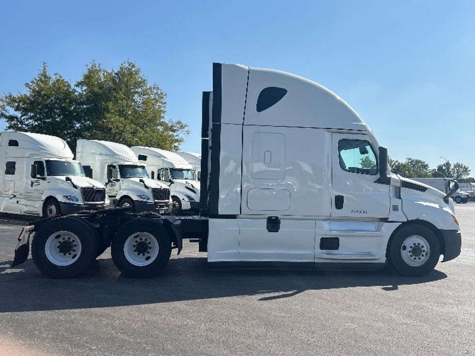 Sleeper Tractor-Heavy Duty Tractors-Freightliner-2022-T12664ST-East Chicago-IN-341,439\n\t\tmiles-$ 84,000 - Image 8