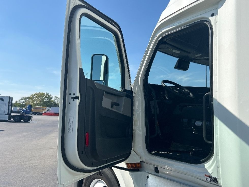 Sleeper Tractor-Heavy Duty Tractors-Freightliner-2022-T12664ST-East Chicago-IN-341,439\n\t\tmiles-$ 84,000 - Image 9