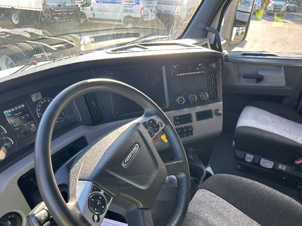 Sleeper Tractor-Heavy Duty Tractors-Freightliner-2022-T12664ST-East Chicago-IN-341,499\n\t\tmiles-$ 84,000 - Image 10