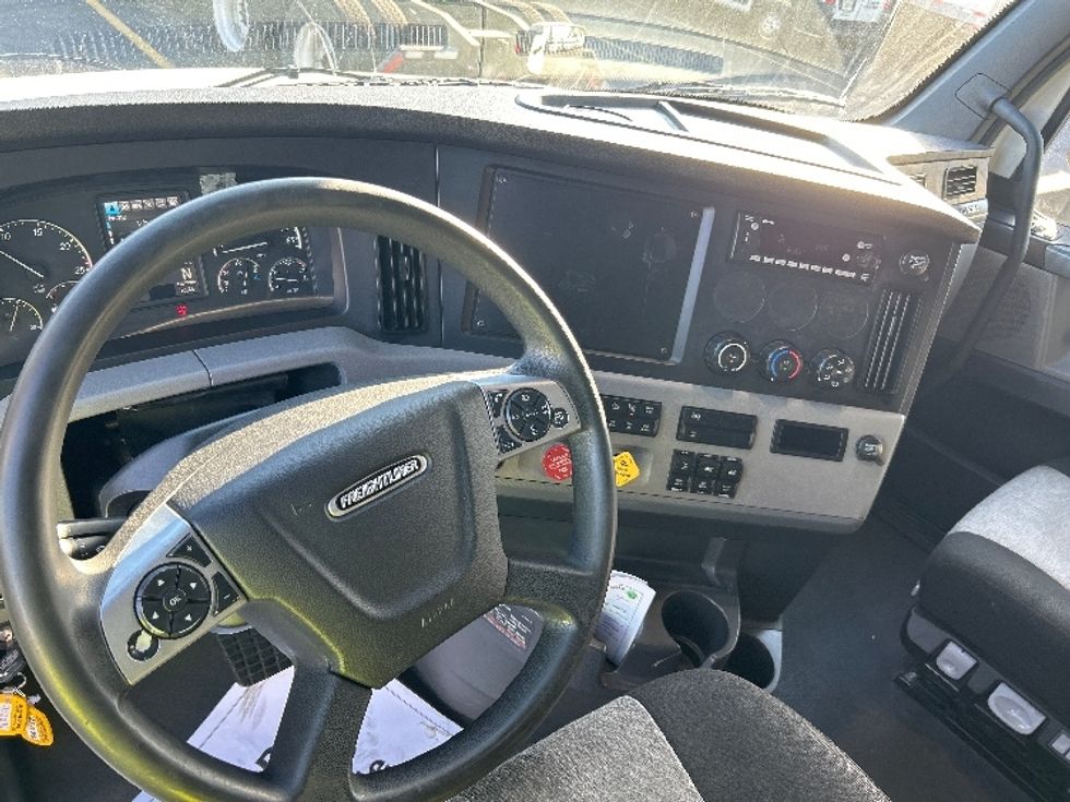 Sleeper Tractor-Heavy Duty Tractors-Freightliner-2022-T12664ST-East Chicago-IN-341,499\n\t\tmiles-$ 84,000 - Image 11