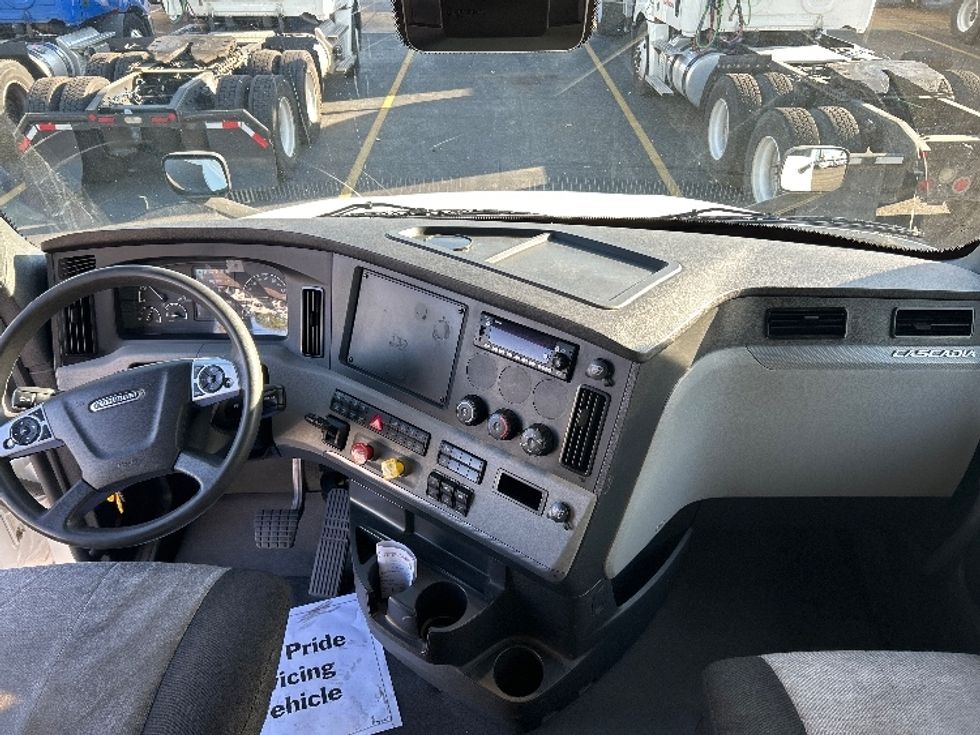 Sleeper Tractor-Heavy Duty Tractors-Freightliner-2022-T12664ST-East Chicago-IN-341,499\n\t\tmiles-$ 84,000 - Image 12