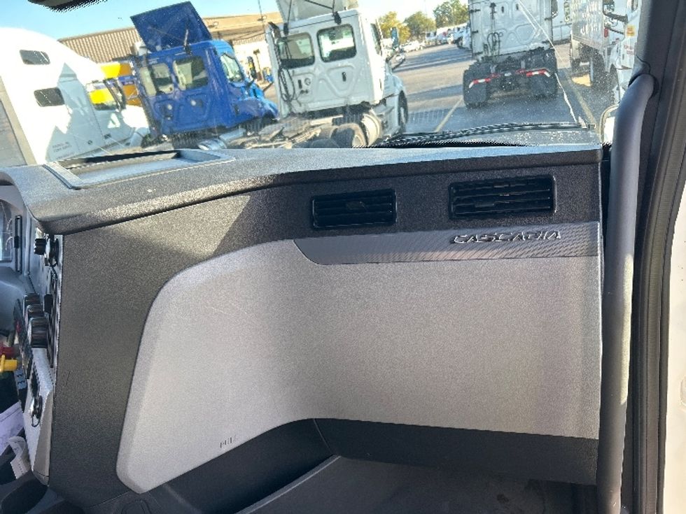 Sleeper Tractor-Heavy Duty Tractors-Freightliner-2022-T12664ST-East Chicago-IN-341,499\n\t\tmiles-$ 84,000 - Image 14