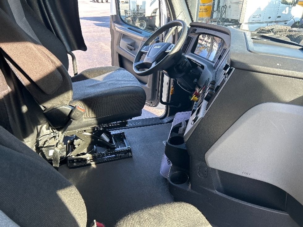 Sleeper Tractor-Heavy Duty Tractors-Freightliner-2022-T12664ST-East Chicago-IN-341,499\n\t\tmiles-$ 84,000 - Image 15