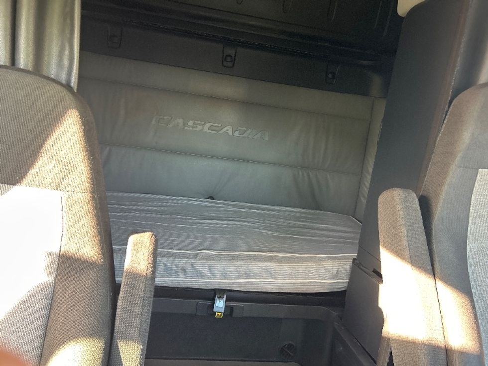 Sleeper Tractor-Heavy Duty Tractors-Freightliner-2022-T12664ST-East Chicago-IN-341,499\n\t\tmiles-$ 84,000 - Image 16