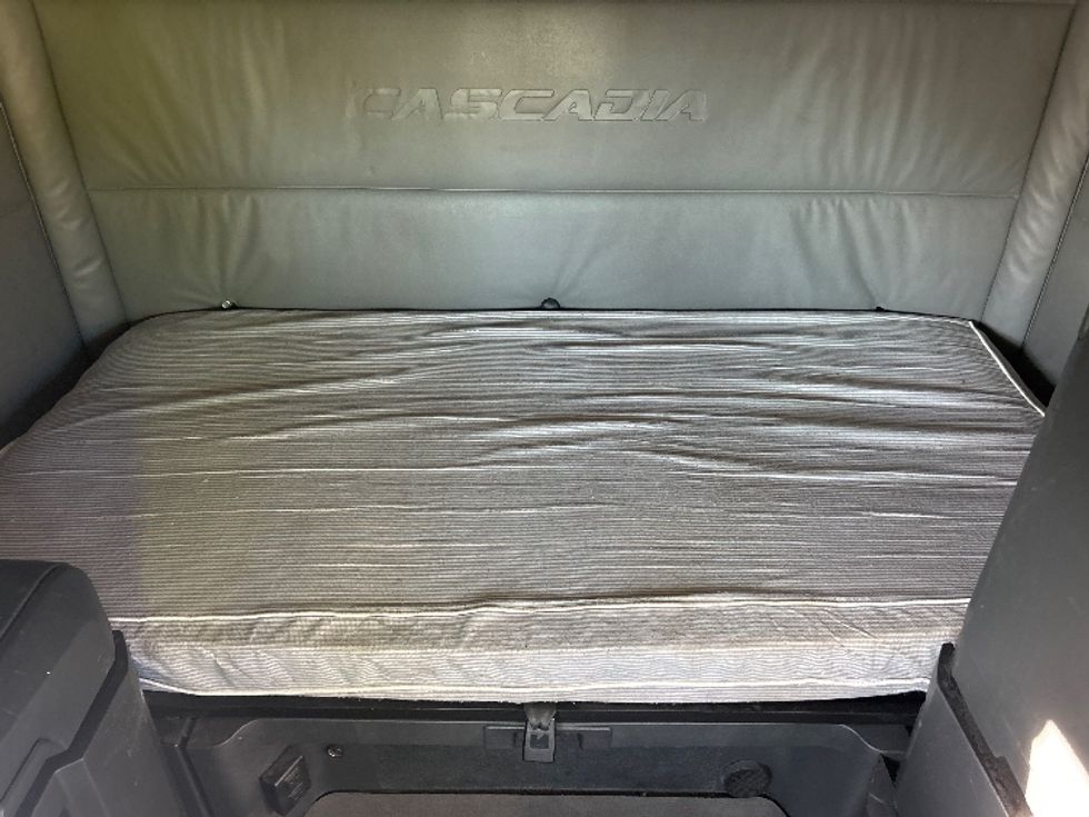 Sleeper Tractor-Heavy Duty Tractors-Freightliner-2022-T12664ST-East Chicago-IN-341,499\n\t\tmiles-$ 84,000 - Image 17