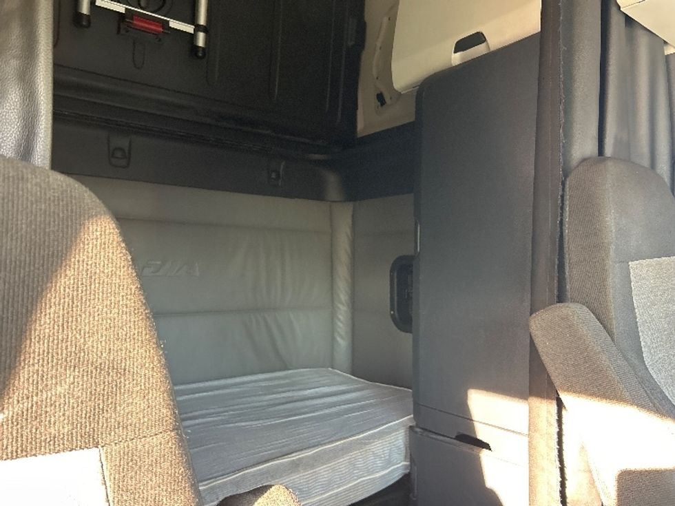 Sleeper Tractor-Heavy Duty Tractors-Freightliner-2022-T12664ST-East Chicago-IN-341,499\n\t\tmiles-$ 84,000 - Image 18