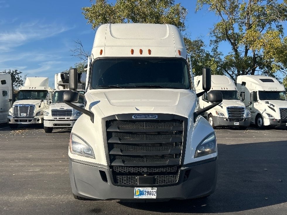 Sleeper Tractor-Heavy Duty Tractors-Freightliner-2022-T12664ST-East Chicago-IN-341,499\n\t\tmiles-$ 84,000 - Image 2