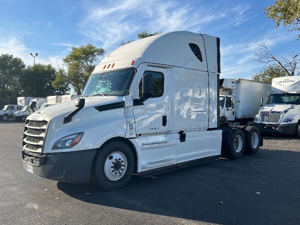 Sleeper Tractor-Heavy Duty Tractors-Freightliner-2022-T12664ST-East Chicago-IN-341,499\n\t\tmiles-$ 84,000 - Image 3