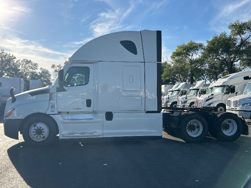 Sleeper Tractor-Heavy Duty Tractors-Freightliner-2022-T12664ST-East Chicago-IN-341,499\n\t\tmiles-$ 84,000 - Image 4