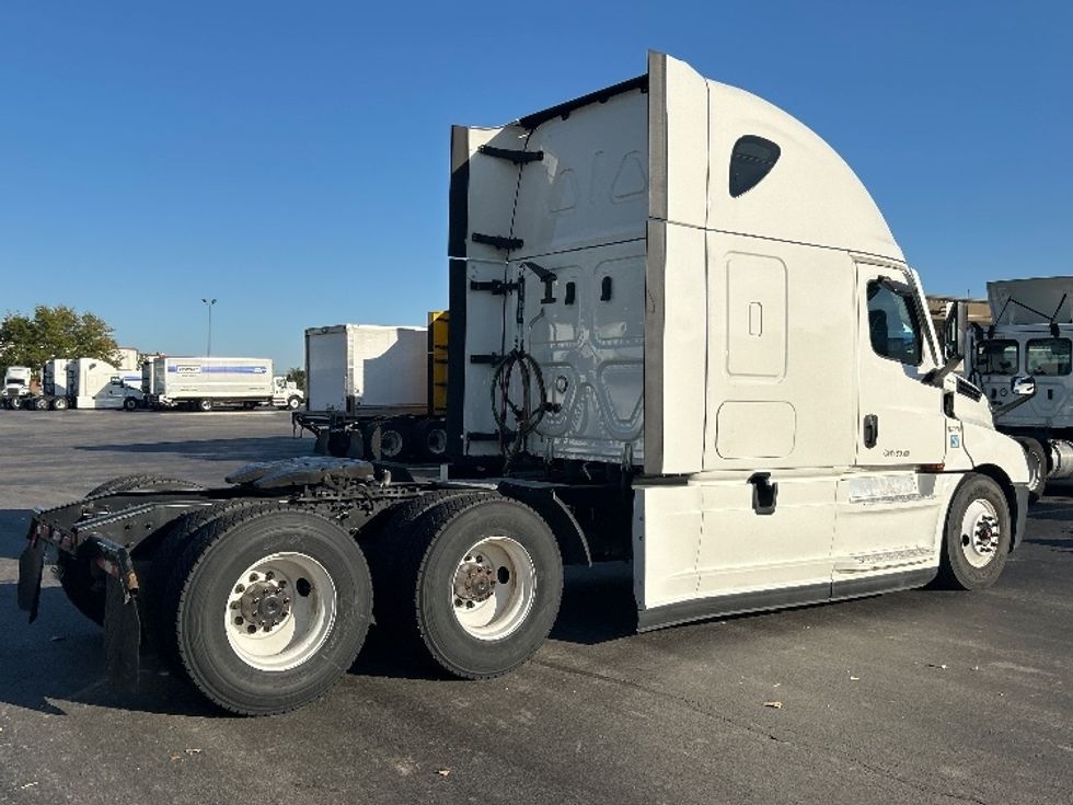 Sleeper Tractor-Heavy Duty Tractors-Freightliner-2022-T12664ST-East Chicago-IN-341,499\n\t\tmiles-$ 84,000 - Image 7