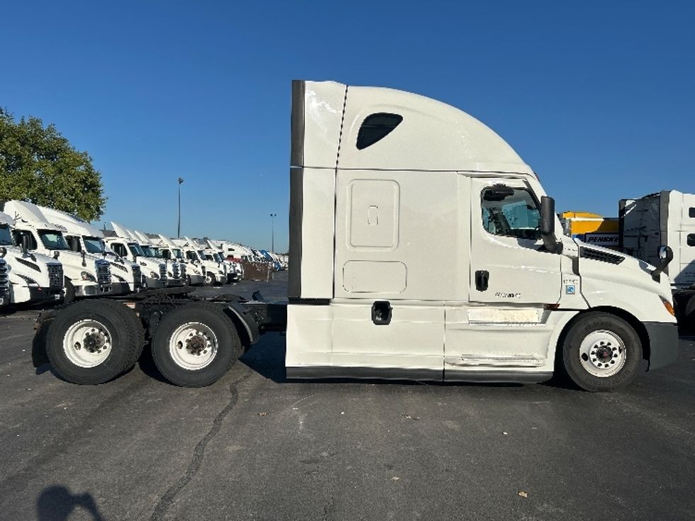Sleeper Tractor-Heavy Duty Tractors-Freightliner-2022-T12664ST-East Chicago-IN-341,499\n\t\tmiles-$ 84,000 - Image 8