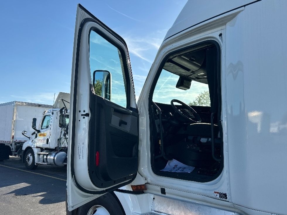 Sleeper Tractor-Heavy Duty Tractors-Freightliner-2022-T12664ST-East Chicago-IN-341,499\n\t\tmiles-$ 84,000 - Image 9