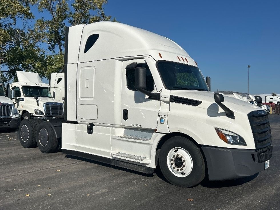 Sleeper Tractor-Heavy Duty Tractors-Freightliner-2022-T12664ST-East Chicago-IN-343,096\n\t\tmiles-$ 84,000 - Image 1