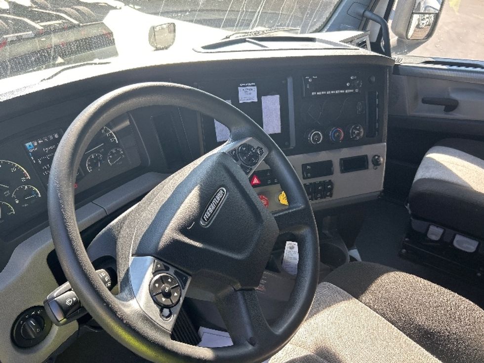 Sleeper Tractor-Heavy Duty Tractors-Freightliner-2022-T12664ST-East Chicago-IN-343,096\n\t\tmiles-$ 84,000 - Image 10