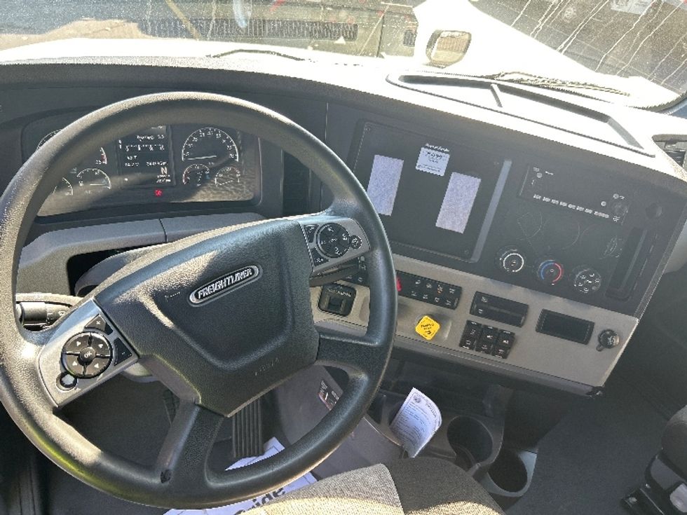 Sleeper Tractor-Heavy Duty Tractors-Freightliner-2022-T12664ST-East Chicago-IN-343,096\n\t\tmiles-$ 84,000 - Image 11
