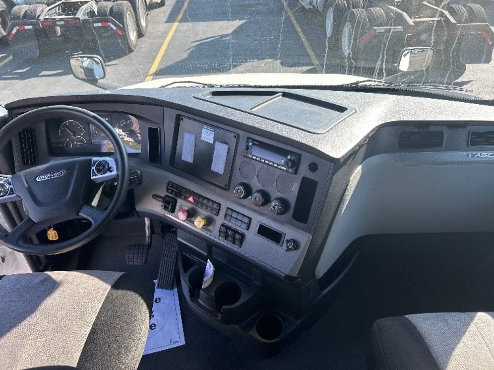 Sleeper Tractor-Heavy Duty Tractors-Freightliner-2022-T12664ST-East Chicago-IN-343,096\n\t\tmiles-$ 84,000 - Image 12