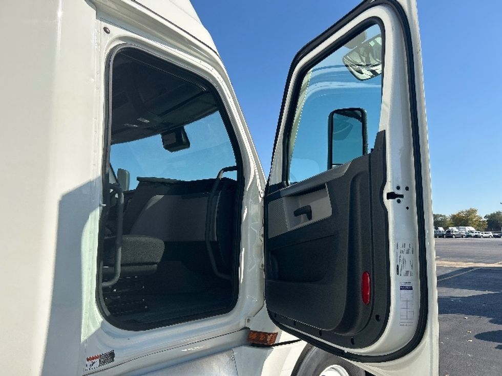 Sleeper Tractor-Heavy Duty Tractors-Freightliner-2022-T12664ST-East Chicago-IN-343,096\n\t\tmiles-$ 84,000 - Image 13