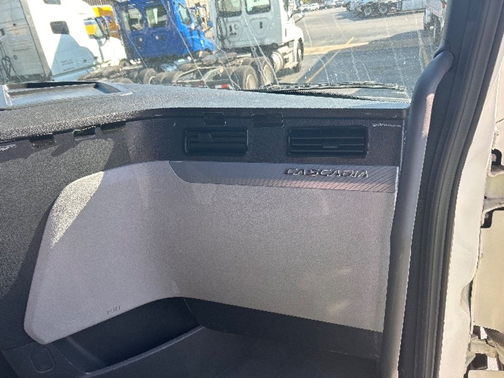 Sleeper Tractor-Heavy Duty Tractors-Freightliner-2022-T12664ST-East Chicago-IN-343,096\n\t\tmiles-$ 84,000 - Image 14
