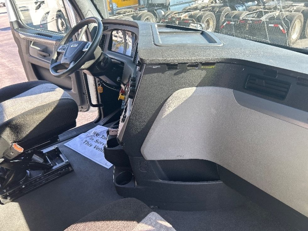 Sleeper Tractor-Heavy Duty Tractors-Freightliner-2022-T12664ST-East Chicago-IN-343,096\n\t\tmiles-$ 84,000 - Image 15