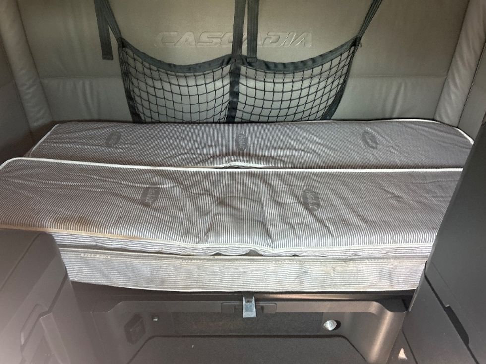 Sleeper Tractor-Heavy Duty Tractors-Freightliner-2022-T12664ST-East Chicago-IN-343,096\n\t\tmiles-$ 84,000 - Image 17
