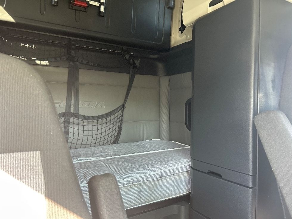 Sleeper Tractor-Heavy Duty Tractors-Freightliner-2022-T12664ST-East Chicago-IN-343,096\n\t\tmiles-$ 84,000 - Image 18