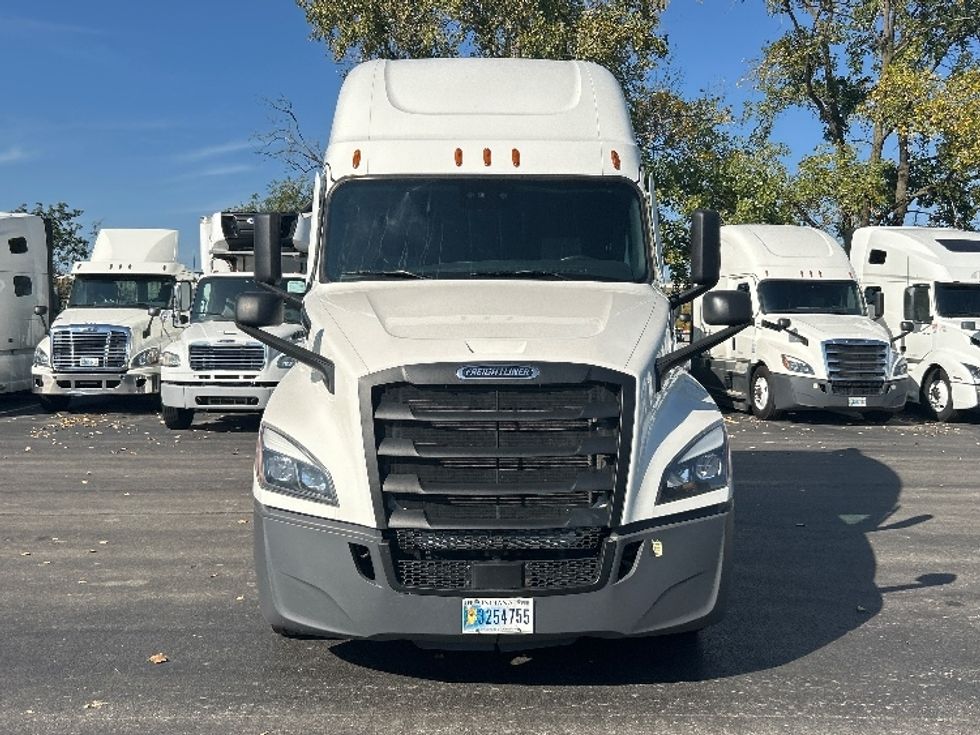 Sleeper Tractor-Heavy Duty Tractors-Freightliner-2022-T12664ST-East Chicago-IN-343,096\n\t\tmiles-$ 84,000 - Image 2