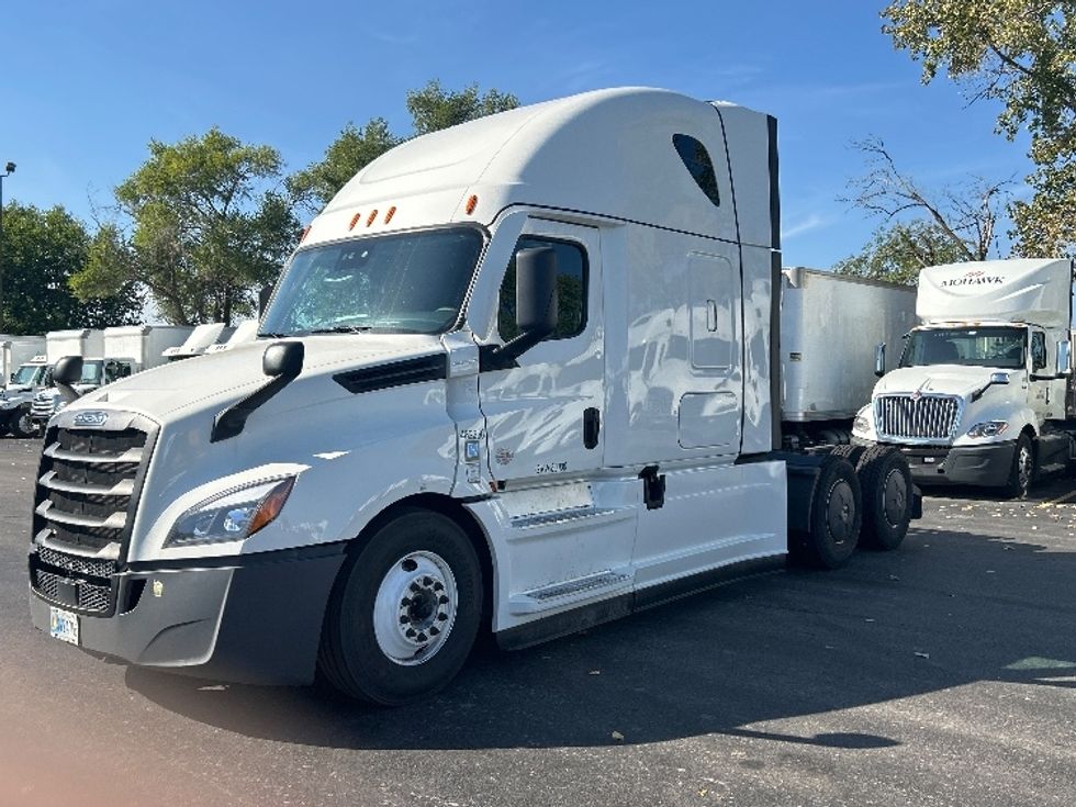 Sleeper Tractor-Heavy Duty Tractors-Freightliner-2022-T12664ST-East Chicago-IN-343,096\n\t\tmiles-$ 84,000 - Image 3