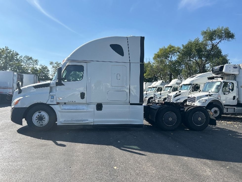 Sleeper Tractor-Heavy Duty Tractors-Freightliner-2022-T12664ST-East Chicago-IN-343,096\n\t\tmiles-$ 84,000 - Image 4
