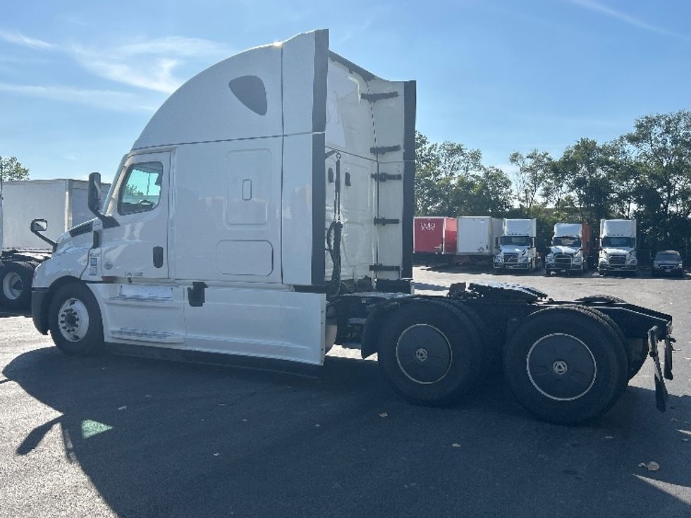 Sleeper Tractor-Heavy Duty Tractors-Freightliner-2022-T12664ST-East Chicago-IN-343,096\n\t\tmiles-$ 84,000 - Image 5