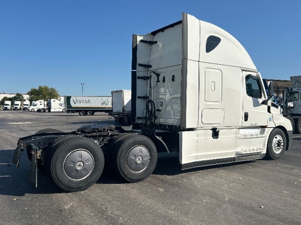 Sleeper Tractor-Heavy Duty Tractors-Freightliner-2022-T12664ST-East Chicago-IN-343,096\n\t\tmiles-$ 84,000 - Image 7