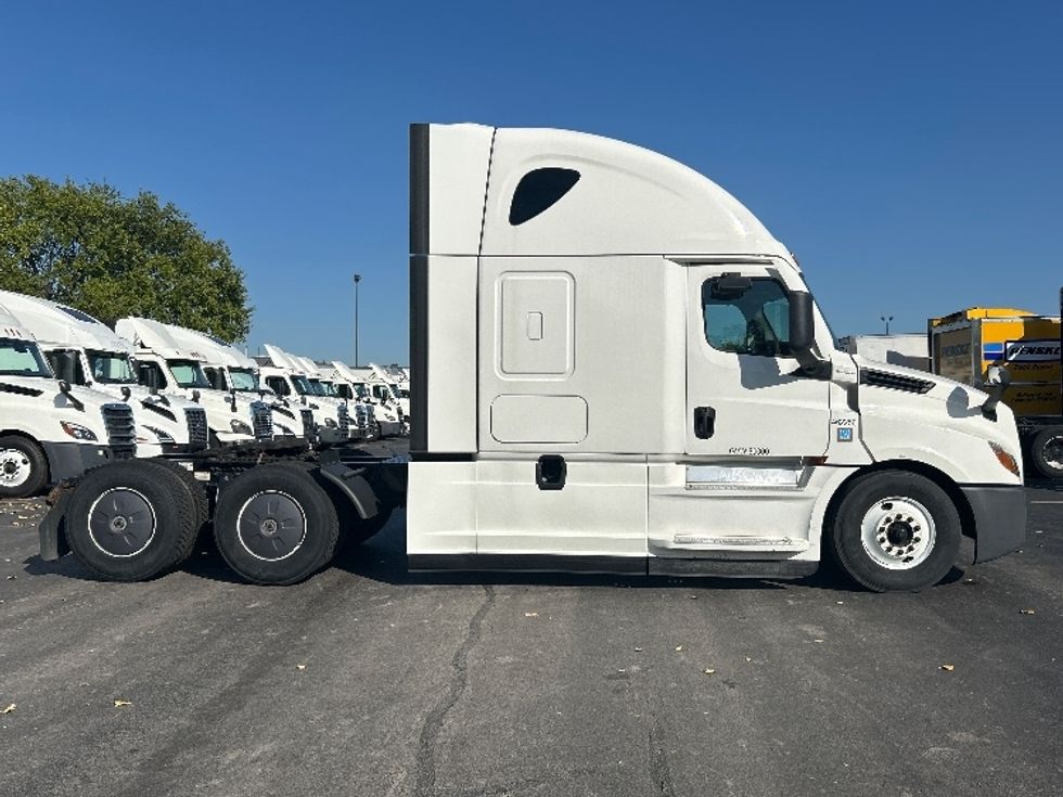 Sleeper Tractor-Heavy Duty Tractors-Freightliner-2022-T12664ST-East Chicago-IN-343,096\n\t\tmiles-$ 84,000 - Image 8