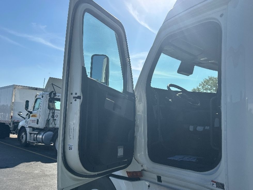 Sleeper Tractor-Heavy Duty Tractors-Freightliner-2022-T12664ST-East Chicago-IN-343,096\n\t\tmiles-$ 84,000 - Image 9