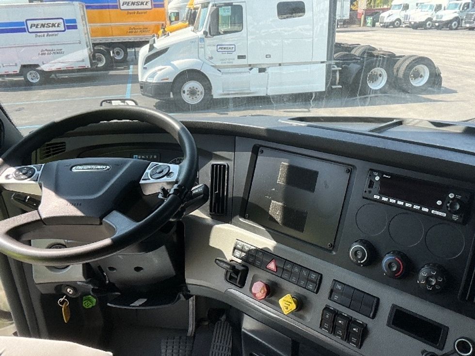 Sleeper Tractor-Heavy Duty Tractors-Freightliner-2022-T12664ST-East Chicago-IN-350,060\n\t\tmiles-$ 83,250 - Image 11