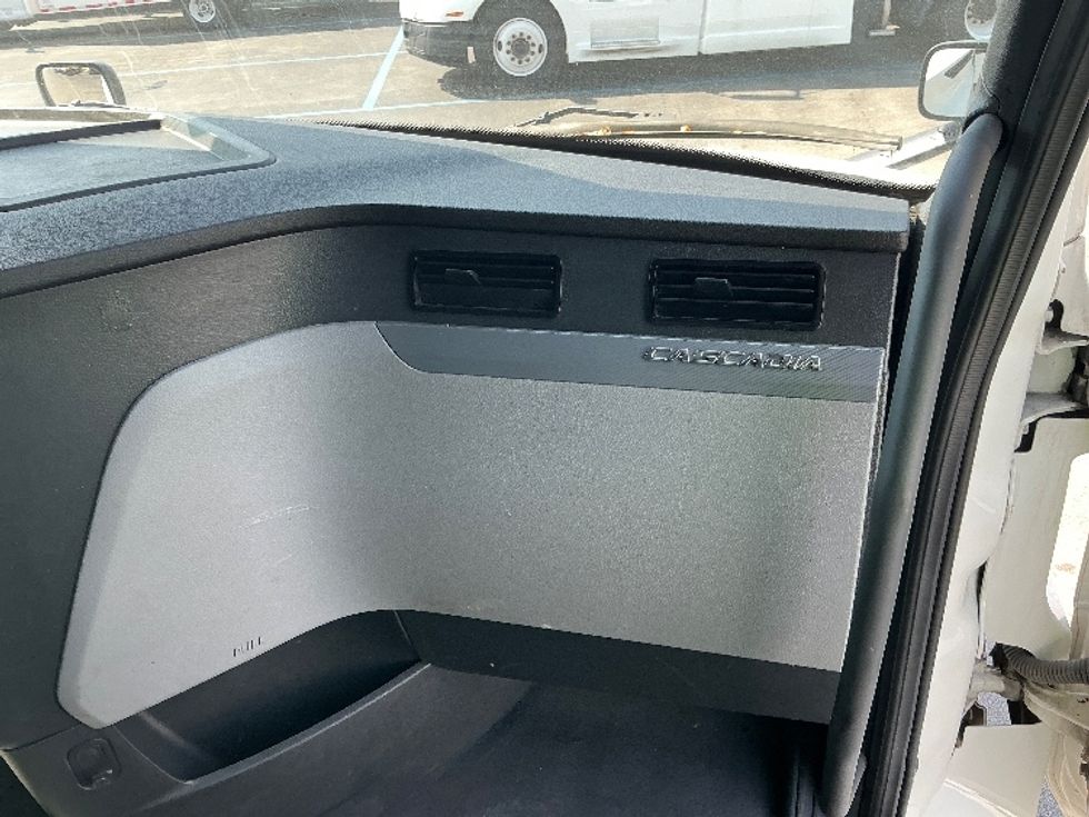 Sleeper Tractor-Heavy Duty Tractors-Freightliner-2022-T12664ST-East Chicago-IN-350,060\n\t\tmiles-$ 83,250 - Image 14