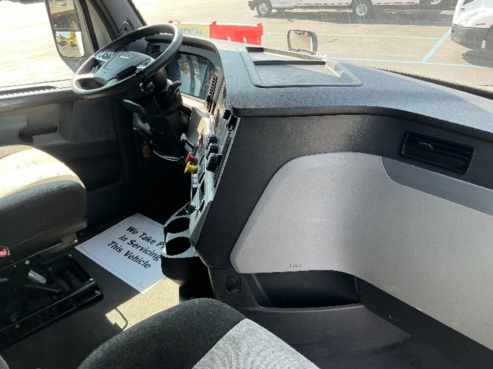 Sleeper Tractor-Heavy Duty Tractors-Freightliner-2022-T12664ST-East Chicago-IN-350,060\n\t\tmiles-$ 83,250 - Image 15