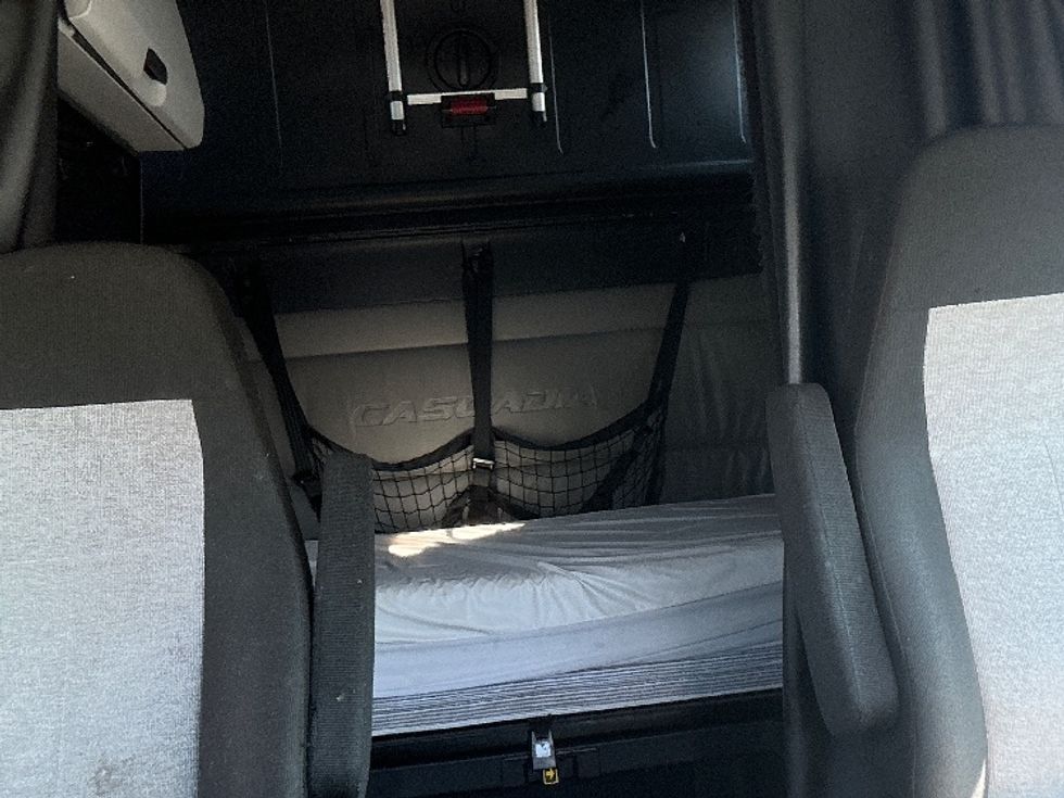 Sleeper Tractor-Heavy Duty Tractors-Freightliner-2022-T12664ST-East Chicago-IN-350,060\n\t\tmiles-$ 83,250 - Image 16