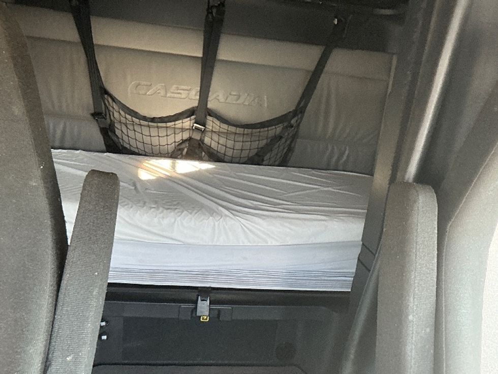 Sleeper Tractor-Heavy Duty Tractors-Freightliner-2022-T12664ST-East Chicago-IN-350,060\n\t\tmiles-$ 83,250 - Image 17