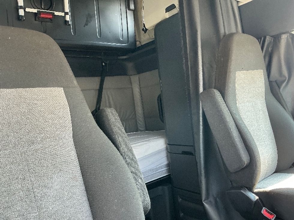 Sleeper Tractor-Heavy Duty Tractors-Freightliner-2022-T12664ST-East Chicago-IN-350,060\n\t\tmiles-$ 83,250 - Image 18