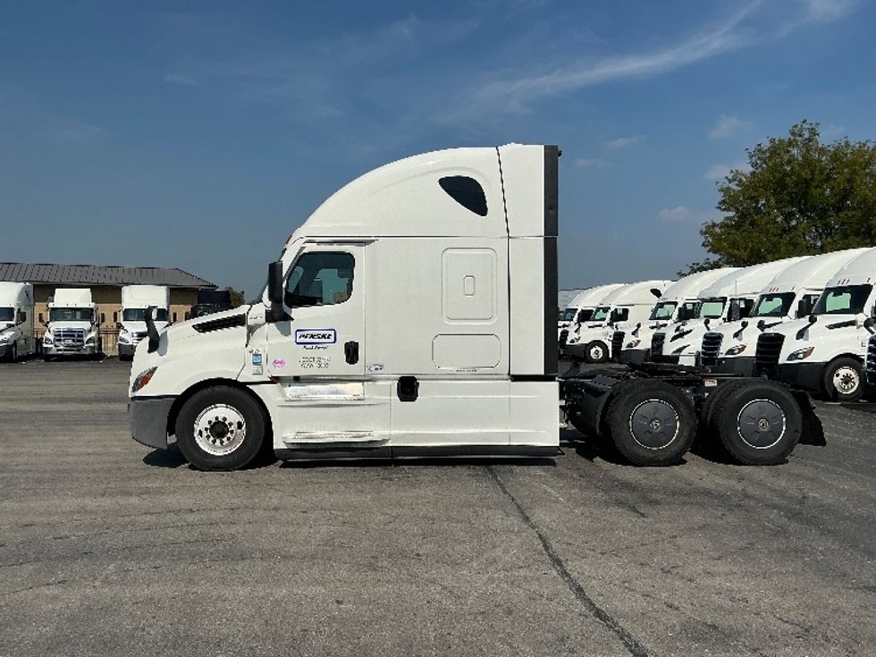 Sleeper Tractor-Heavy Duty Tractors-Freightliner-2022-T12664ST-East Chicago-IN-350,060\n\t\tmiles-$ 83,250 - Image 4