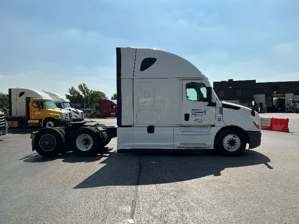 Sleeper Tractor-Heavy Duty Tractors-Freightliner-2022-T12664ST-East Chicago-IN-350,060\n\t\tmiles-$ 83,250 - Image 8