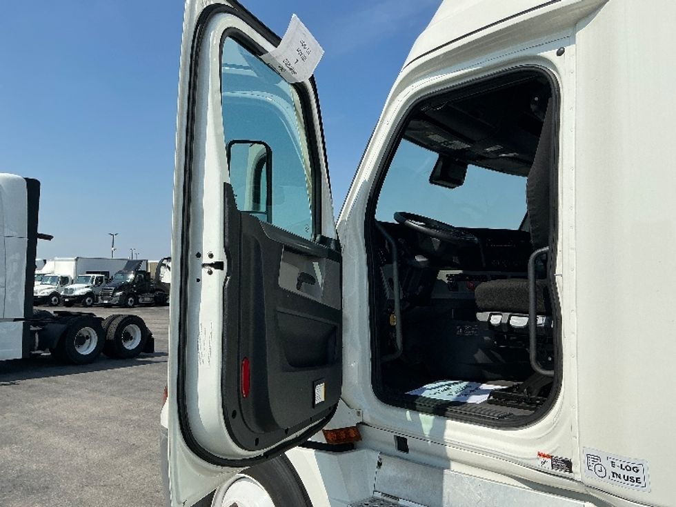 Sleeper Tractor-Heavy Duty Tractors-Freightliner-2022-T12664ST-East Chicago-IN-350,060\n\t\tmiles-$ 83,250 - Image 9