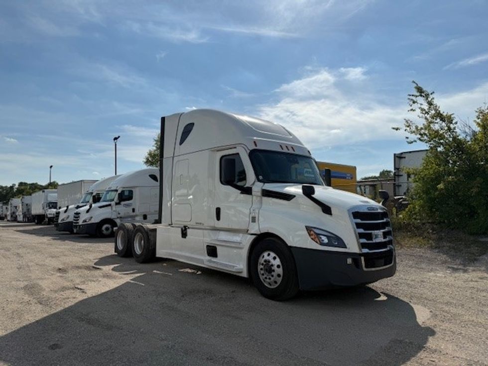 Sleeper Tractor-Heavy Duty Tractors-Freightliner-2022-T12664ST-East Chicago-IN-362,726\n\t\tmiles-$ 83,000 - Image 1