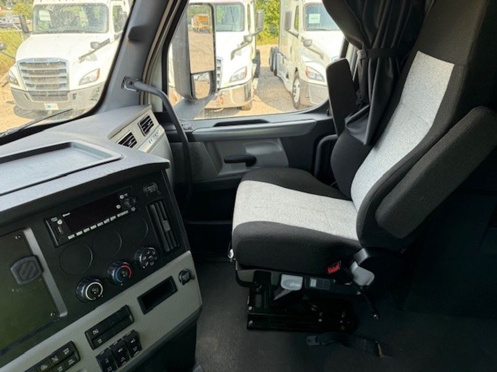 Sleeper Tractor-Heavy Duty Tractors-Freightliner-2022-T12664ST-East Chicago-IN-362,726\n\t\tmiles-$ 83,000 - Image 10