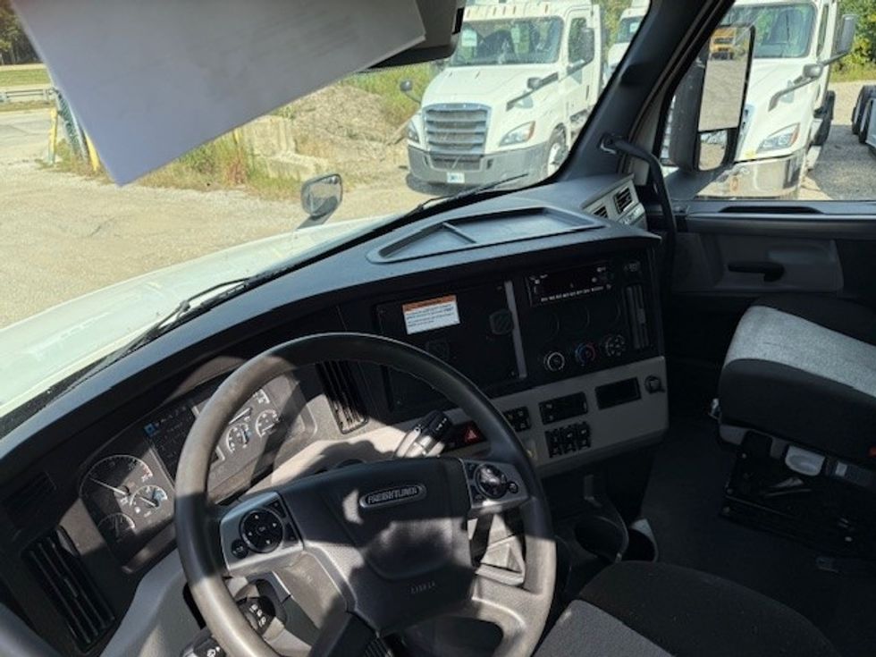 Sleeper Tractor-Heavy Duty Tractors-Freightliner-2022-T12664ST-East Chicago-IN-362,726\n\t\tmiles-$ 83,000 - Image 11